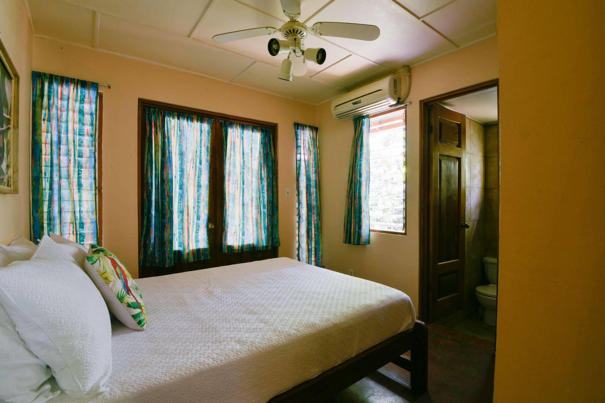 Hotel El Mono Feliz โอเฆชาล ภายนอก รูปภาพ